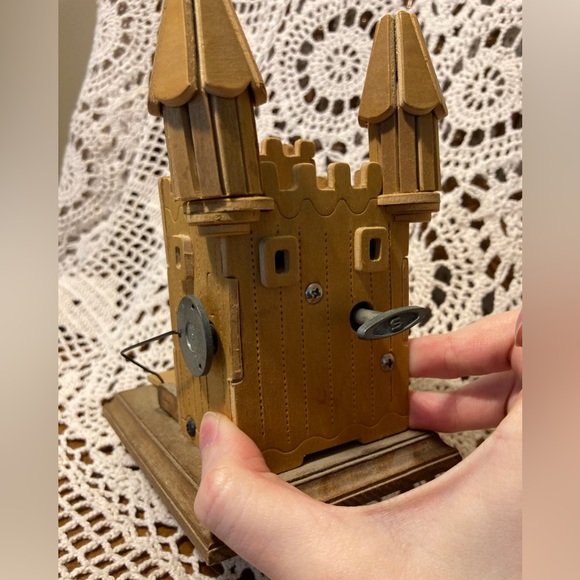 Vintage Camelot Castle Music Box - Picture 7 of 17